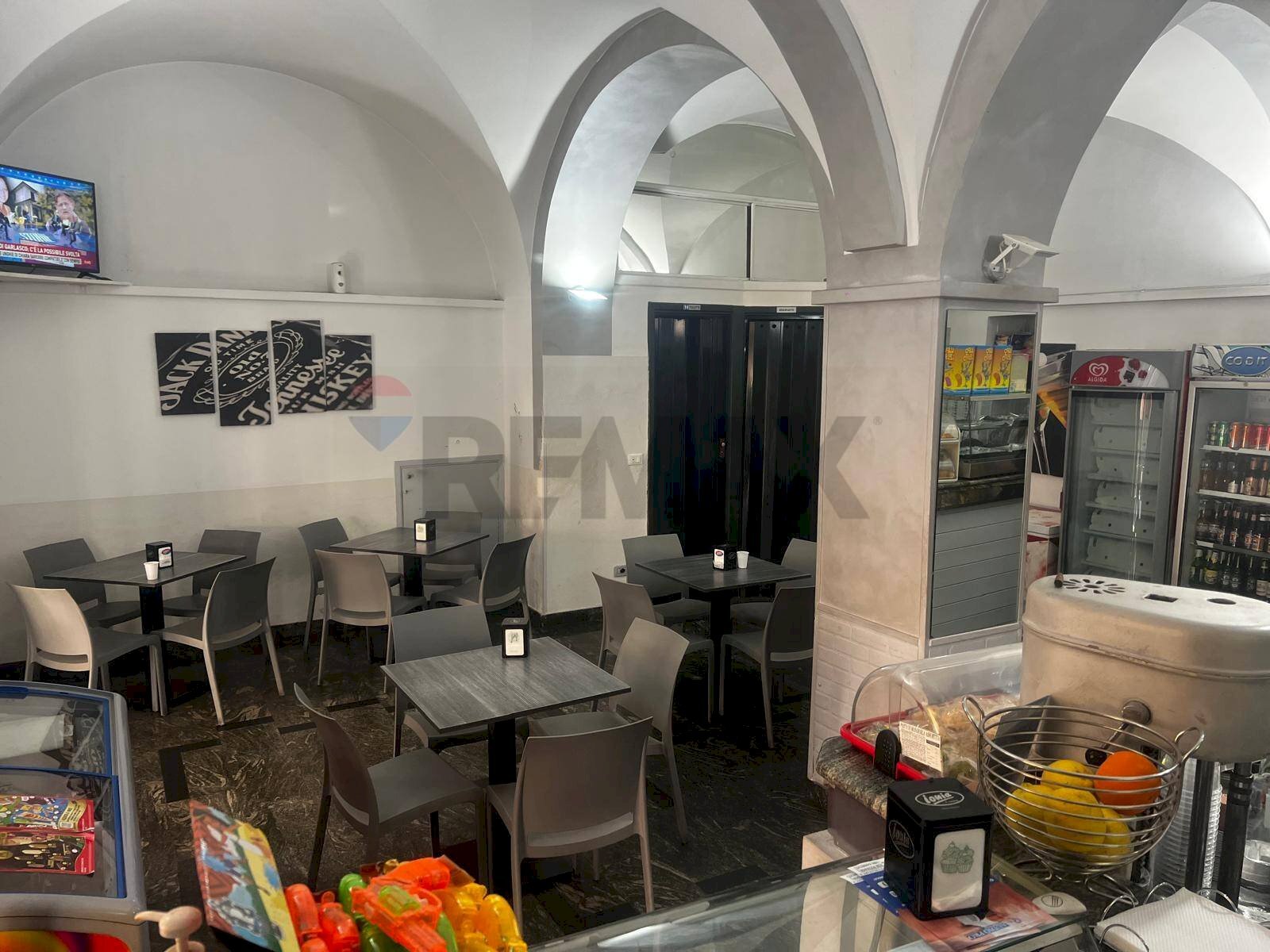 Sala da pranzo - Attività Commerciale piazza  manganelli
 
46, Graniti - foto 3