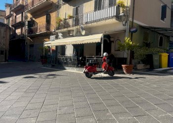Edificio all\'aperto - Attività Commerciale piazza  manganelli
 
46, Graniti - foto 2