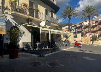 Edificio all\'aperto - Attività Commerciale piazza  manganelli
 
46, Graniti - foto 8