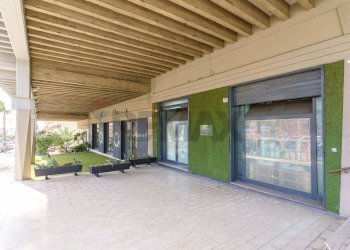 Terrazza - Locale Commerciale Via Vincenzo Giuffrida
 
199, Catania - foto 2