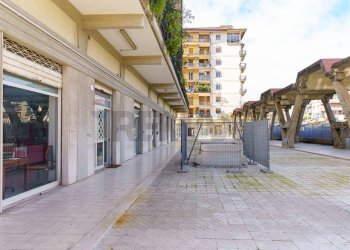 Edificio all\'aperto - Locale Commerciale Via Vincenzo Giuffrida
 
203, Catania - foto 2
