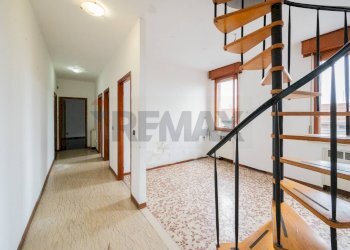 Hall / corridoio - Trilocale GALLERIA GONZAGA
 
4, Guastalla - foto 7