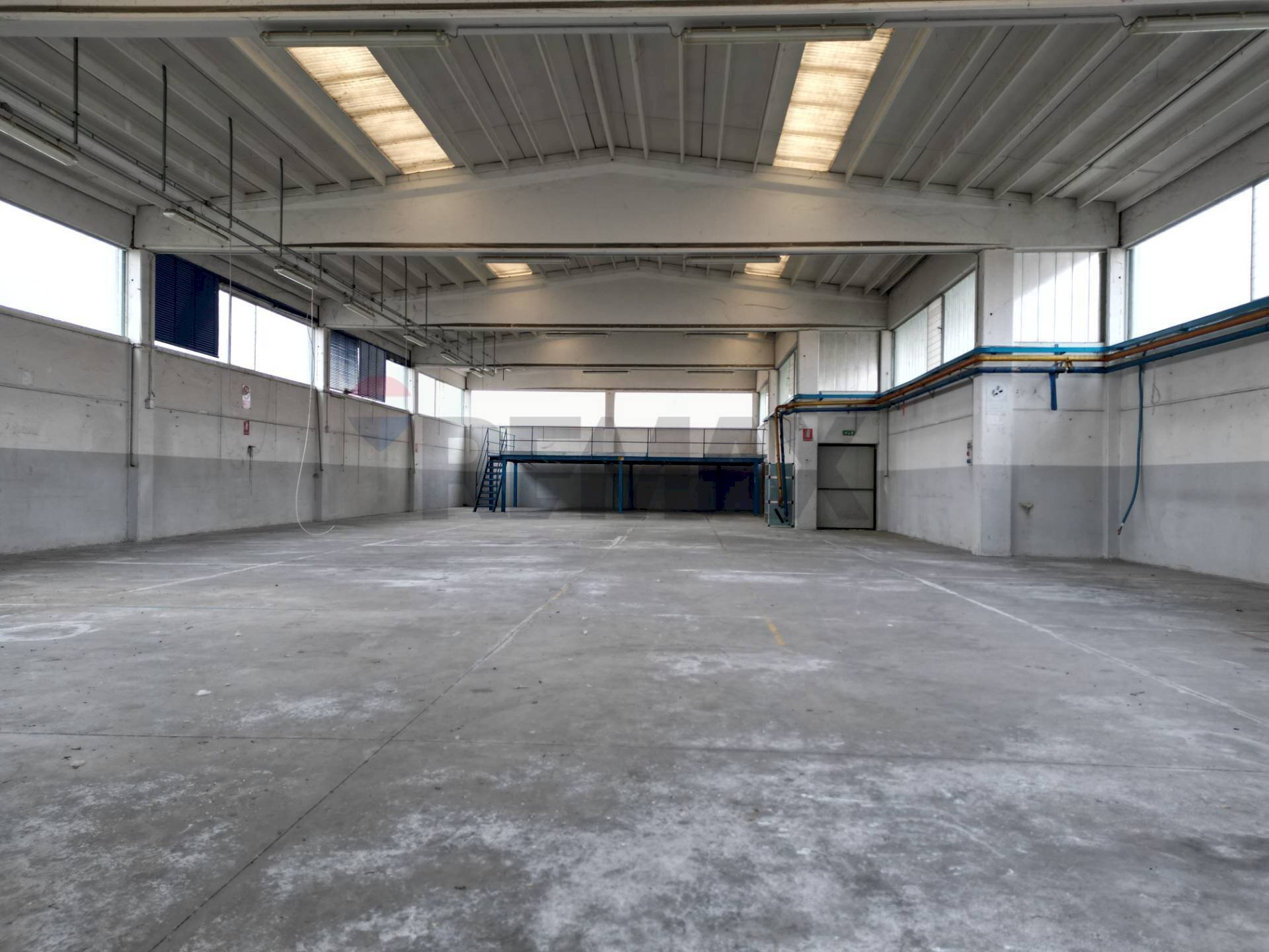 Parcheggio - Capannone via monte rosa, Oleggio Castello - foto 1