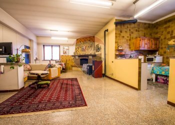 Soggiorno - Villa Via Riale
 
8, Castelletto Sopra Ticino - foto 23