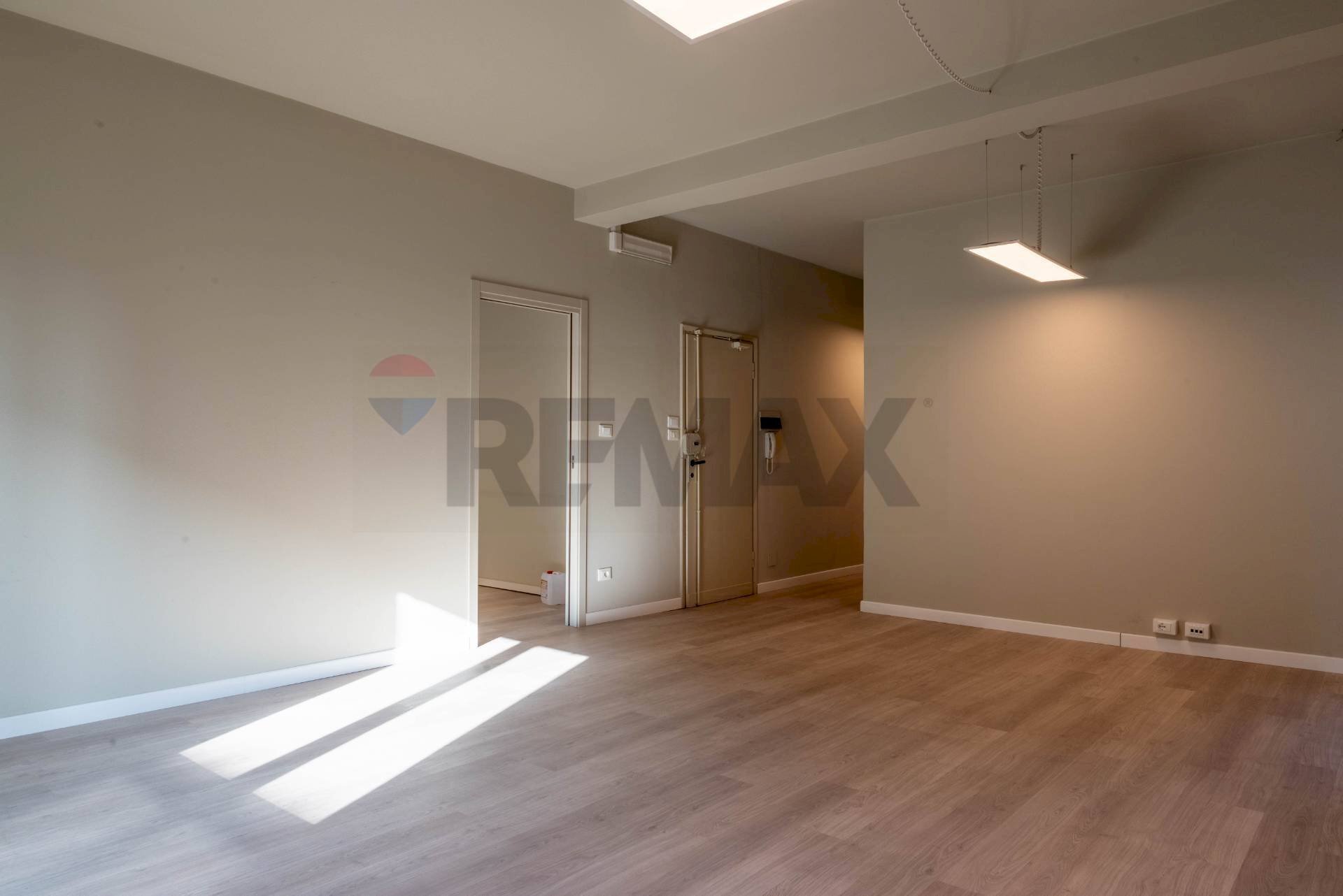 Stanza vuota - Office Via Giacomo Matteotti
 
33, Arona - photo 2