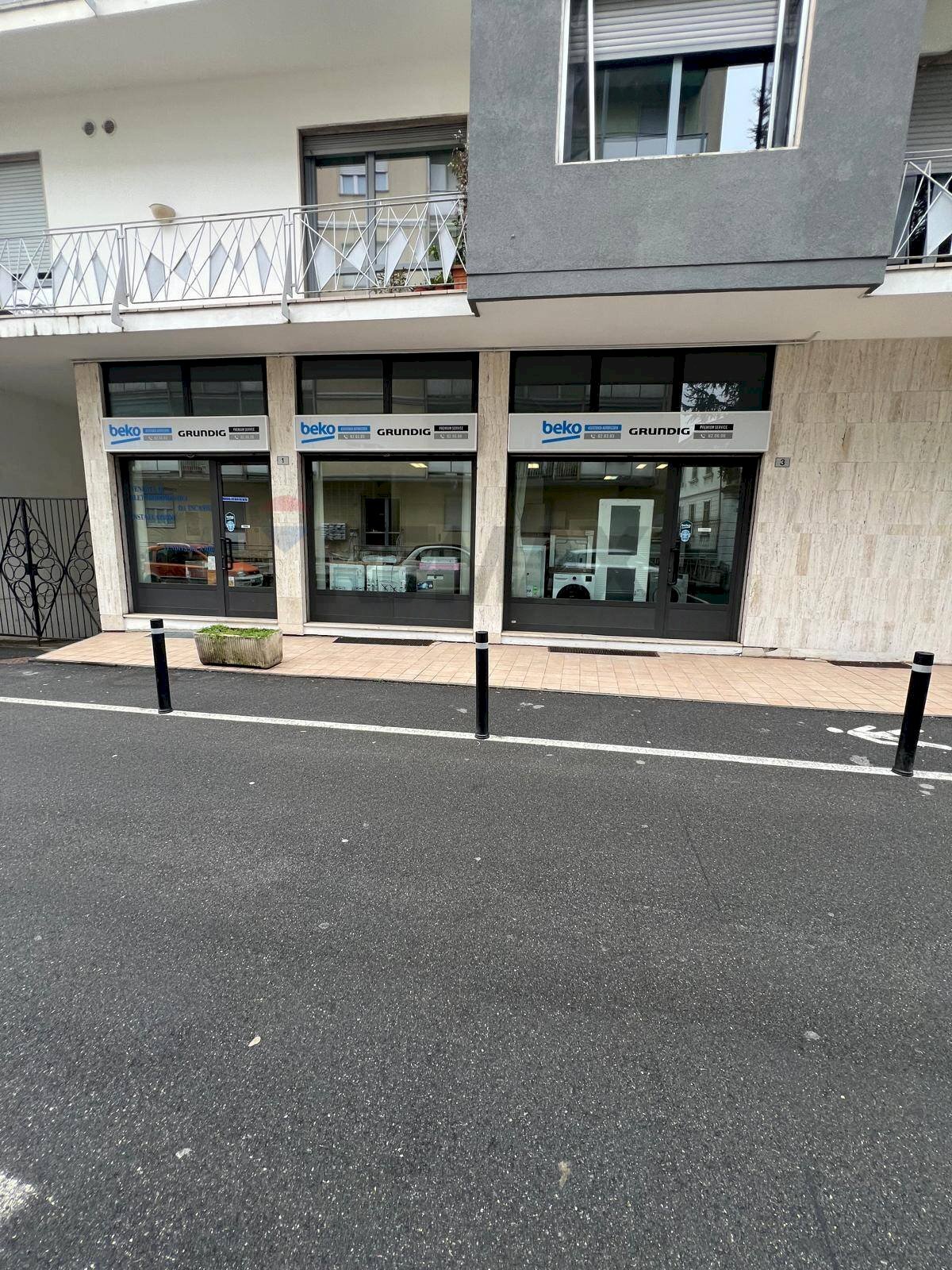 Edificio all\'aperto - Locale Commerciale via Gian Giacomo De Ponti
 
1, Arona - foto 1