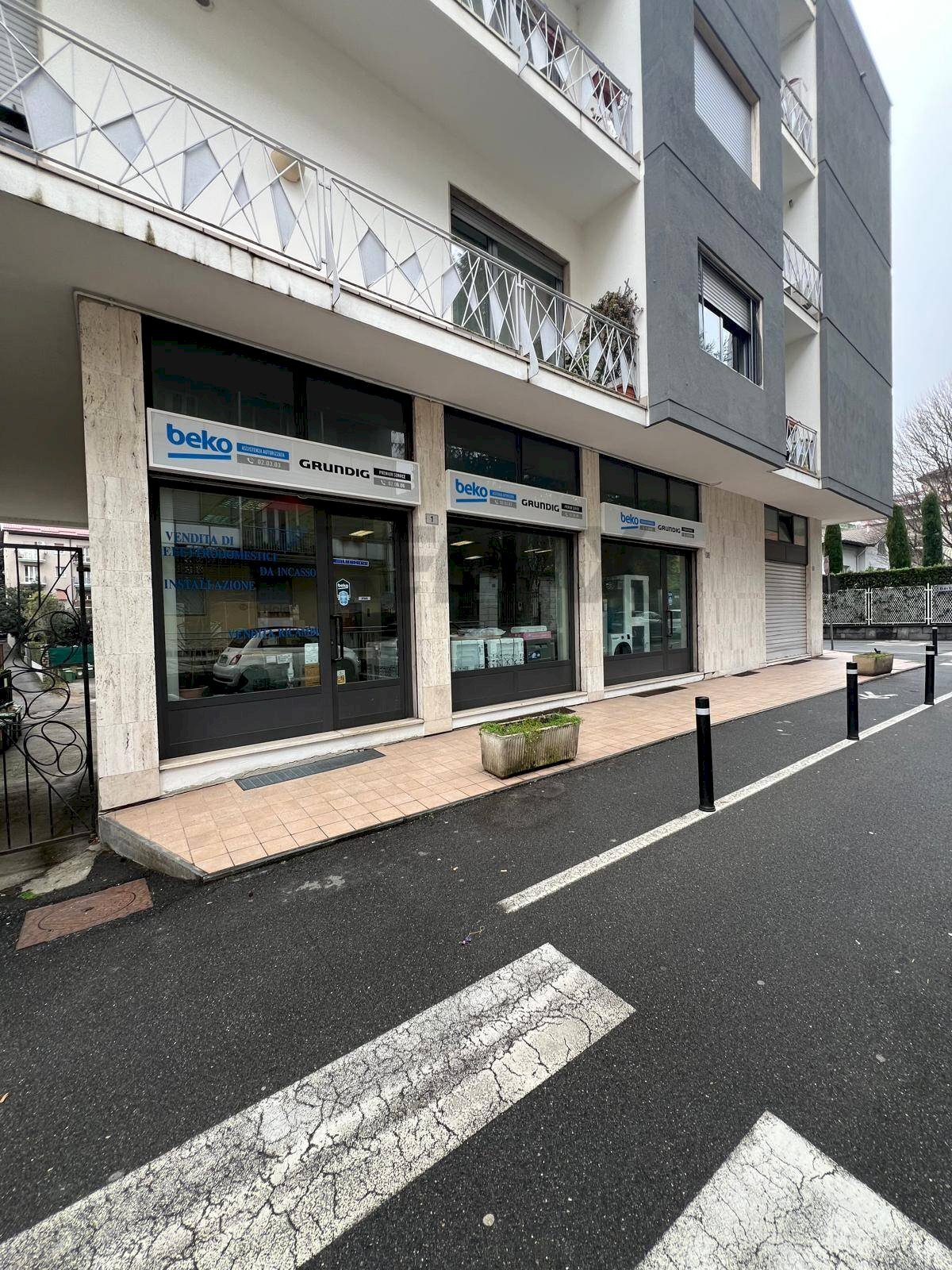 Edificio all\'aperto - Locale Commerciale via Gian Giacomo De Ponti
 
1, Arona - foto 3