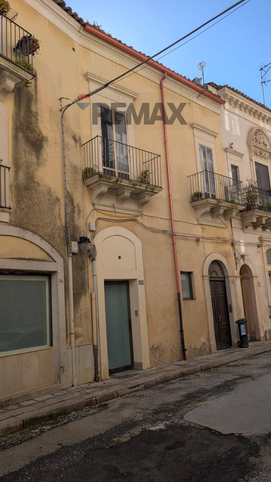 Edificio all\'aperto - Casa indipendente piazza 16-17 maggio 1860, Ragusa - foto 1