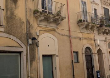 Edificio all\'aperto - Casa indipendente piazza 16-17 maggio 1860, Ragusa - foto 1