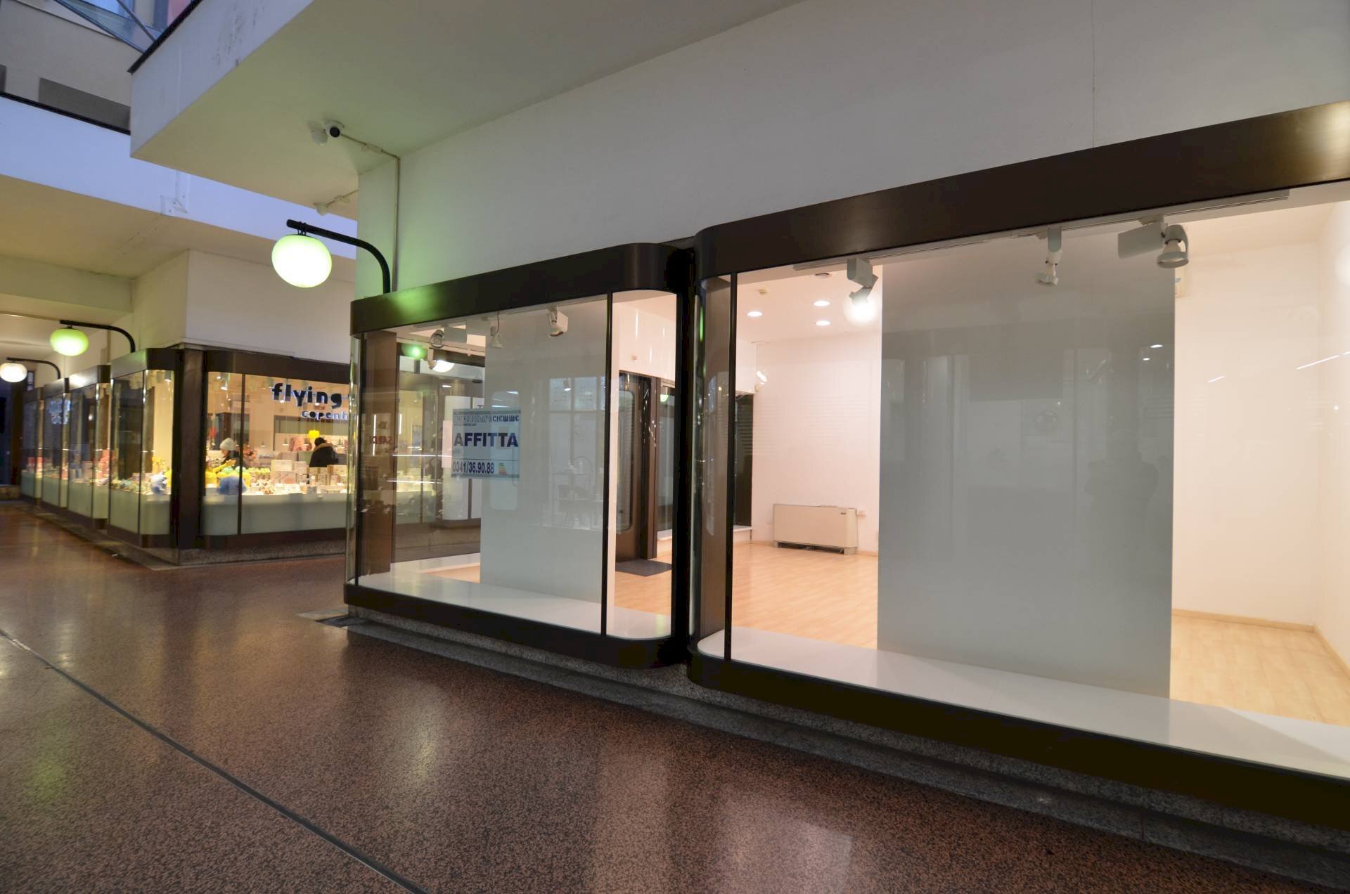 Foto 3 - Commercial Premises Via Fratelli Cairoli
110, Lecco - photo 3