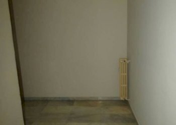 Stanza non arredata - Trilocale via Gioacchino Rossini, Alba - foto 2