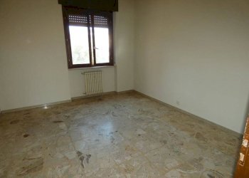 Camera da letto - Trilocale via Gioacchino Rossini, Alba - foto 13