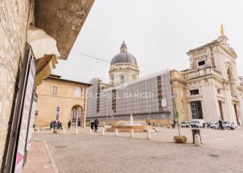 Foto 2 - Shop Piazza Garibaldi 23, Assisi - photo 2