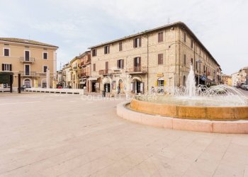 Foto 4 - Shop Piazza Garibaldi 23, Assisi - photo 4