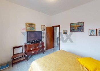 Camera / camera da letto - Quadrilocale via forni antichi
 
2, Savignone - foto 40