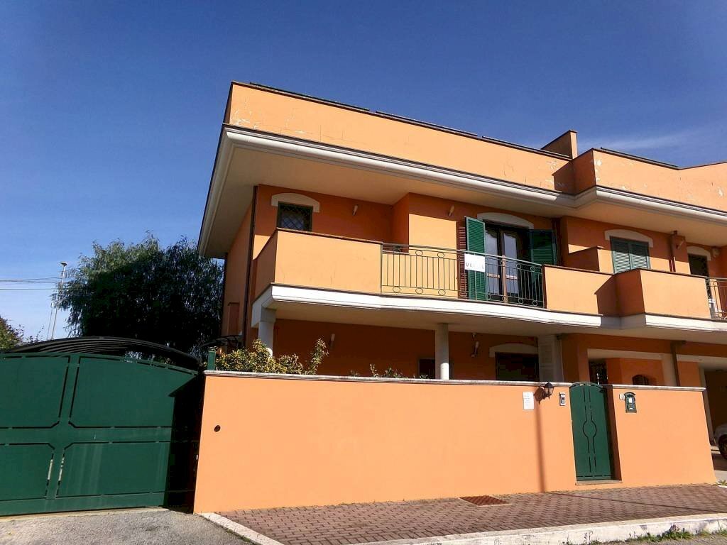 Facciata - Three-room apartment via Marino, 5, Anzio - photo 2