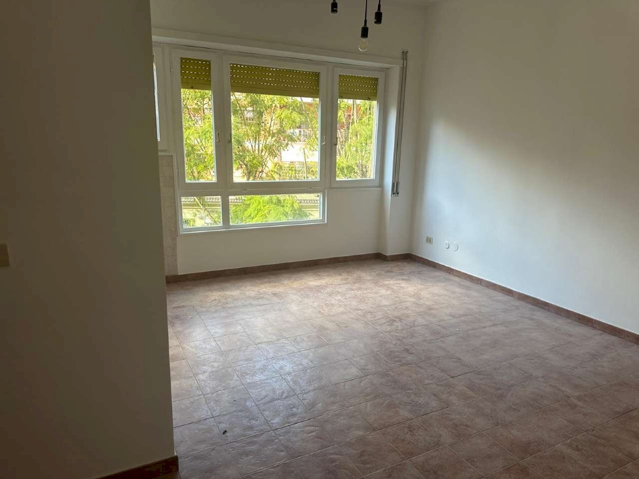 Soggiorno 3. - Bilocale via Beata Vergine del Carmelo, Roma (zona Mostacciano) - foto 3