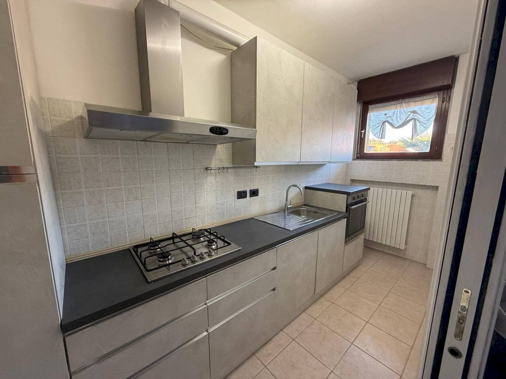 Cucina - Trilocale via Colli Renato, 26a, Azzate - foto 2