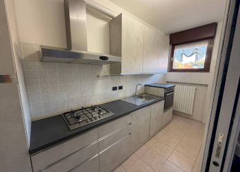 Cucina - Trilocale via Colli Renato, 26a, Azzate - foto 1
