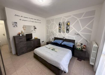 Camera da letto - Trilocale via Colli Renato, 26a, Azzate - foto 14