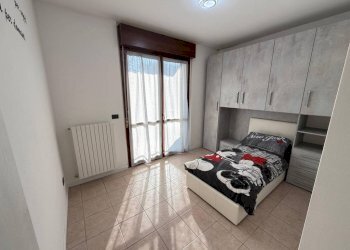 Camera da letto - Trilocale via Colli Renato, 26a, Azzate - foto 18