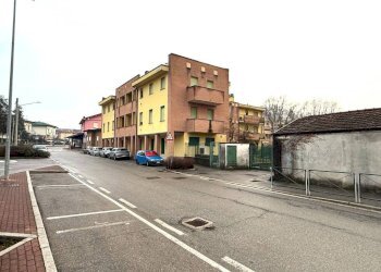 Facciata - Three-room apartment via Colli Renato, 26a, Azzate - photo 23