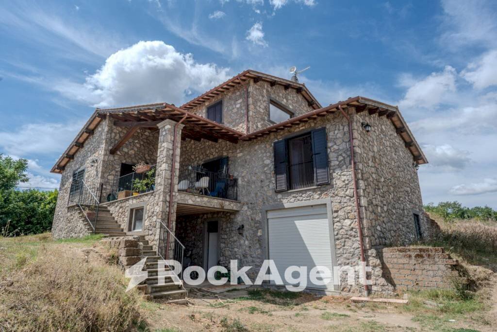 Facciata - Villa strada Della Poggetta, Castiglione in Teverina - foto 1