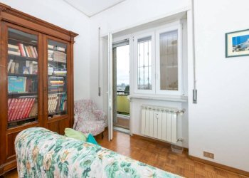 Camera da letto - Bilocale via Arturo Ferretto, 44, Genova (zona Marassi) - foto 16