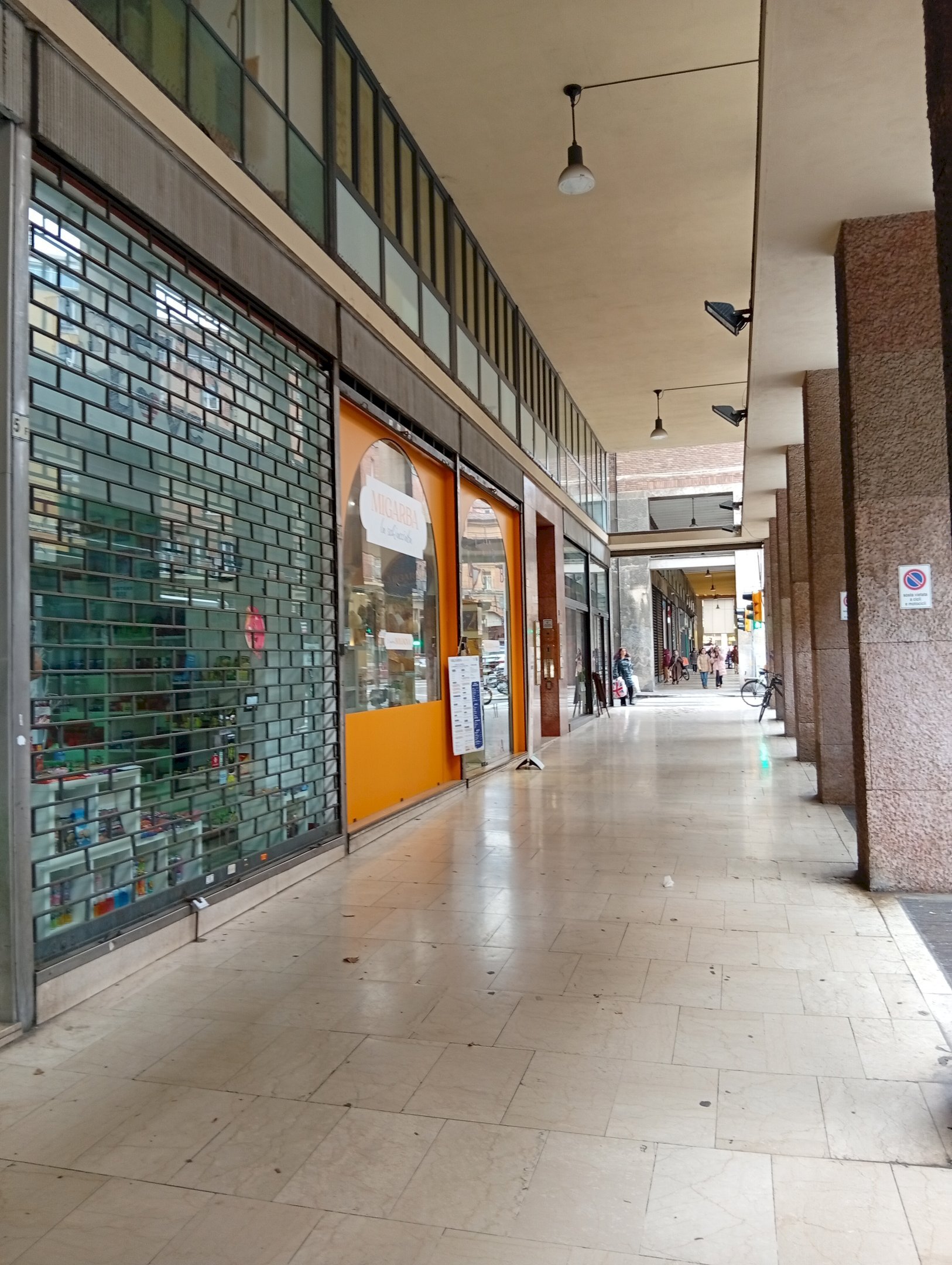 Shop Via Guglielmo Marconi, 5, Bologna (neighborhood Centro Storico) - photo 1