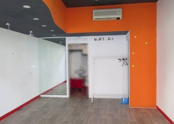 Shop Via Guglielmo Marconi, 5, Bologna (neighborhood Centro Storico) - photo 2