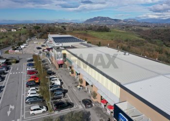 Edificio all\'aperto - Locale Commerciale Via Flaminia
 
8, Rignano Flaminio - foto 10