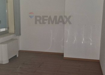 Stanza vuota - Locale Commerciale Via XXVII Luglio
 
38, Messina - foto 20