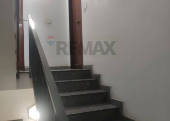 Scale - Quadrilocale via Croce
 
100, Aci Catena - foto 8