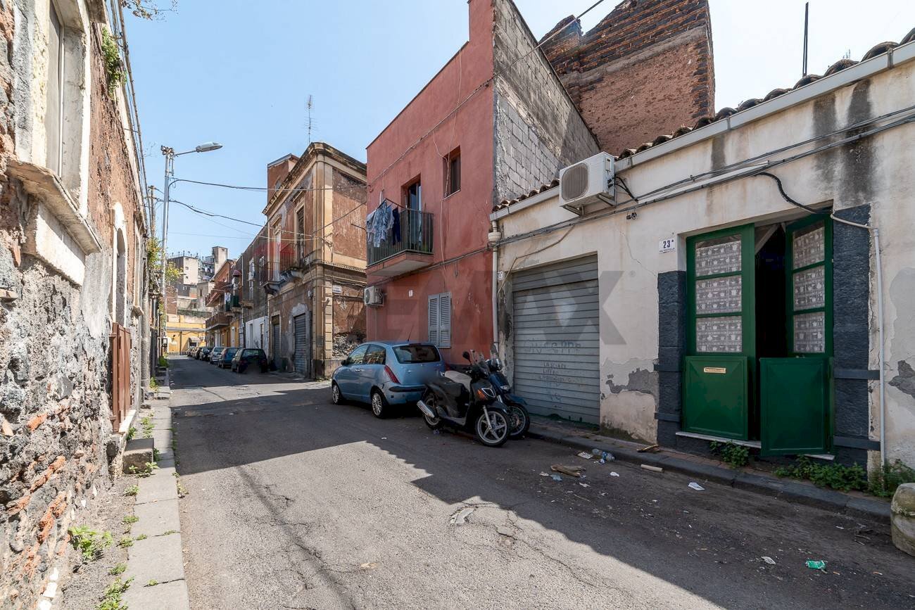 Edificio all\'aperto - Casa indipendente Via Testulla, Catania - foto 2