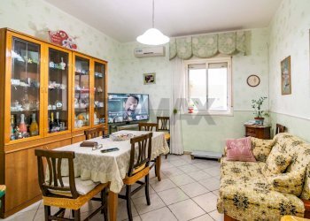 Sala da pranzo - Quadrilocale via Del Frantoio
 
42, Catania - foto 5