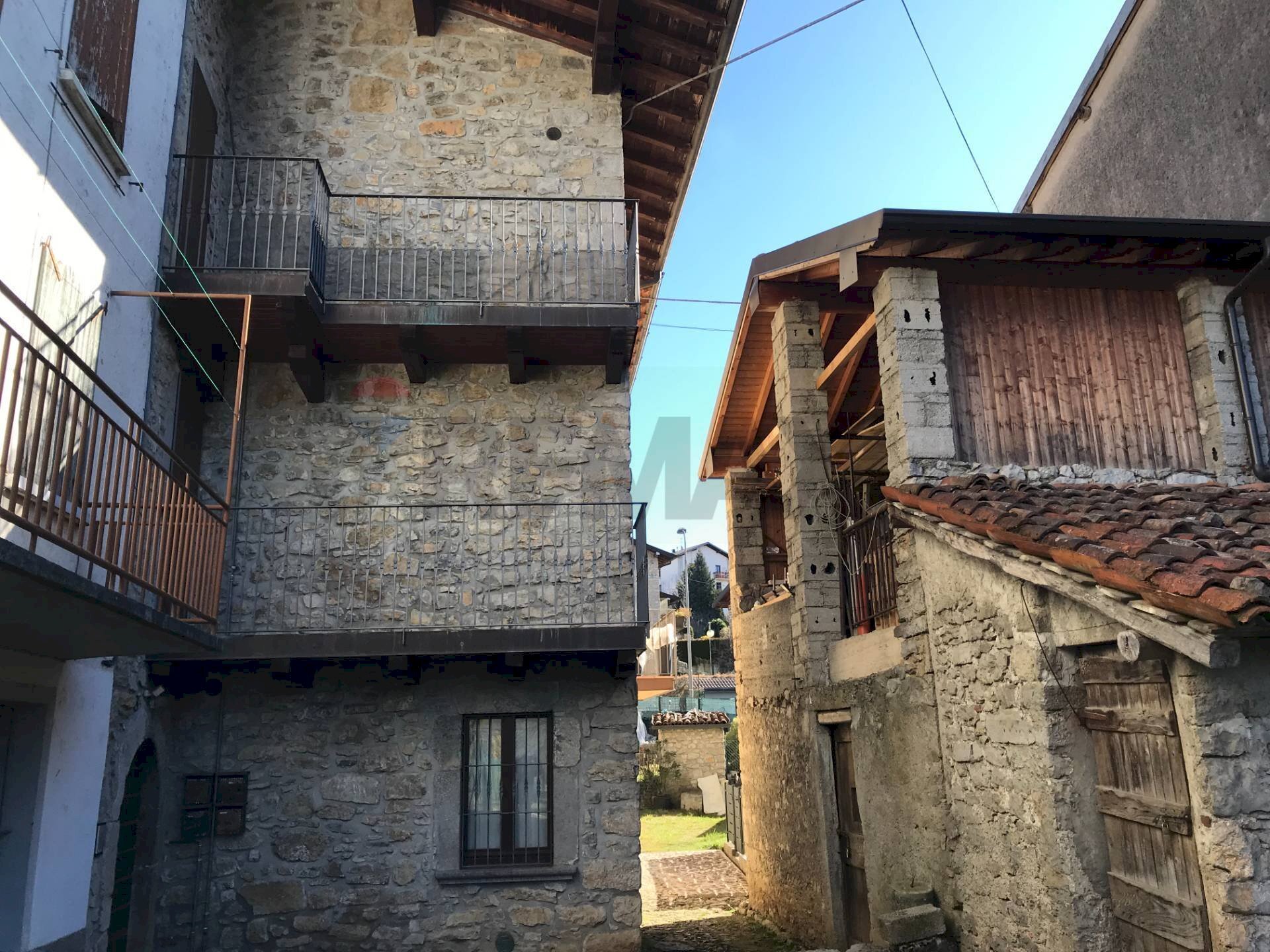 Casa all\'aperto - Casa semi indipendente via Costa Berlendis
 
8, Zogno - foto 2