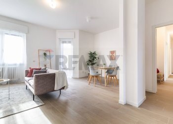 Sala da pranzo - Quadrilocale via Caprera
 
8, Busto Arsizio - foto 1