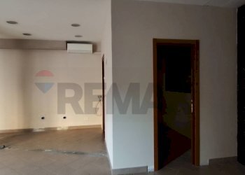 Stanza vuota - Locale Commerciale Via Trieste
 
55, Ladispoli - foto 17