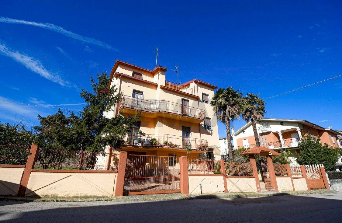 Edificio all\'aperto - Independent house Via Giuseppe di Vittorio
 
11, Portocannone - photo 2