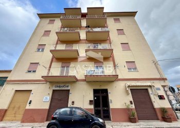 Foto 1 - Trilocale via umbria
 
18, Carini - foto 1