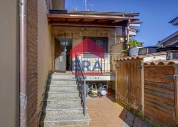 Facciata - Villa a Schiera Via Cremosano, Roma - foto 1