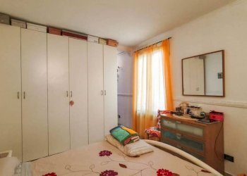 Camera da letto - Trilocale salita Ginestrato, Genova (zona Marassi) - foto 15