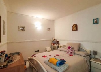 Camera da letto - Trilocale salita Ginestrato, Genova (zona Marassi) - foto 16