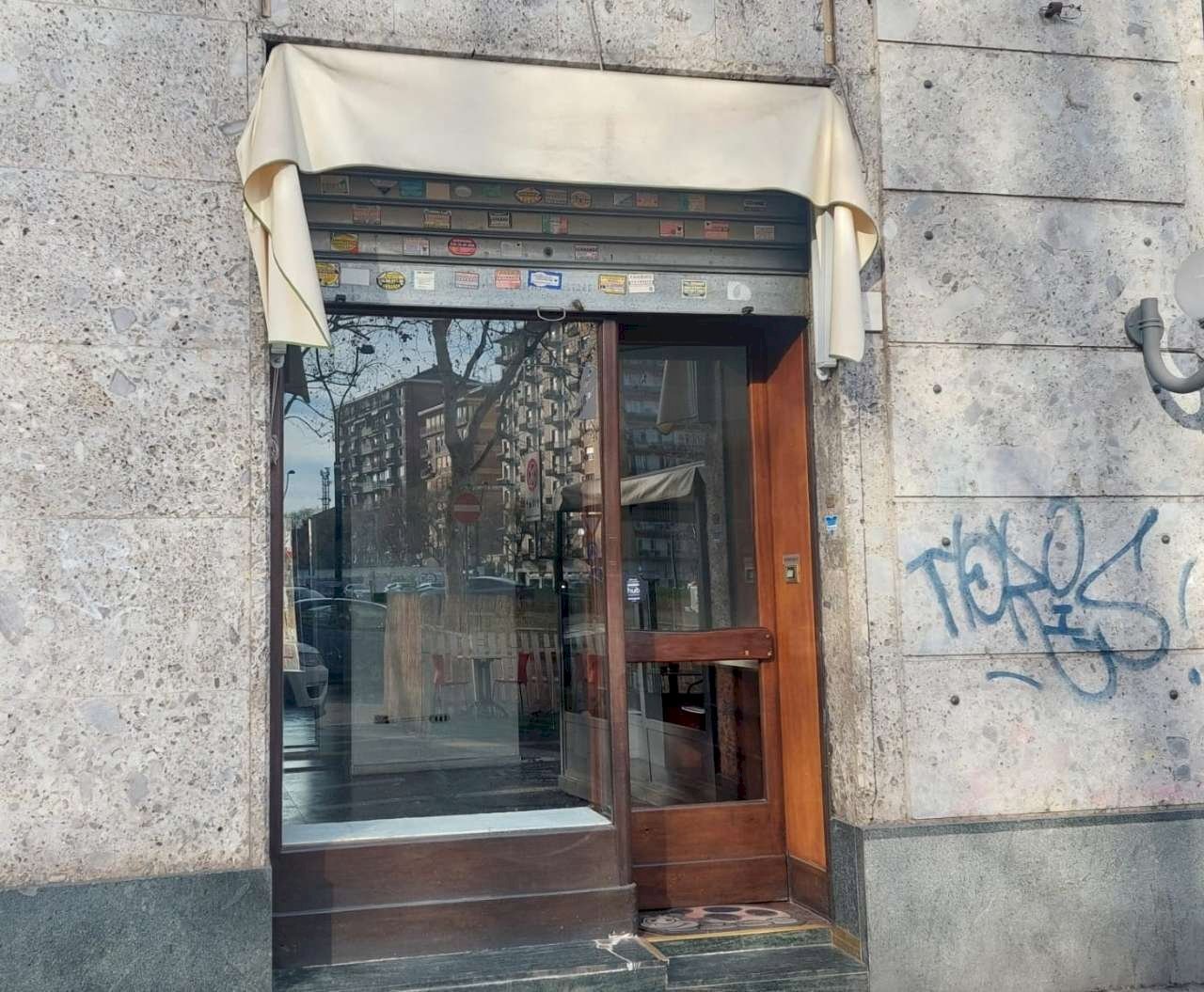 facciata - Negozio piazza Rivoli, 10, Torino (zona Parella) - foto 1