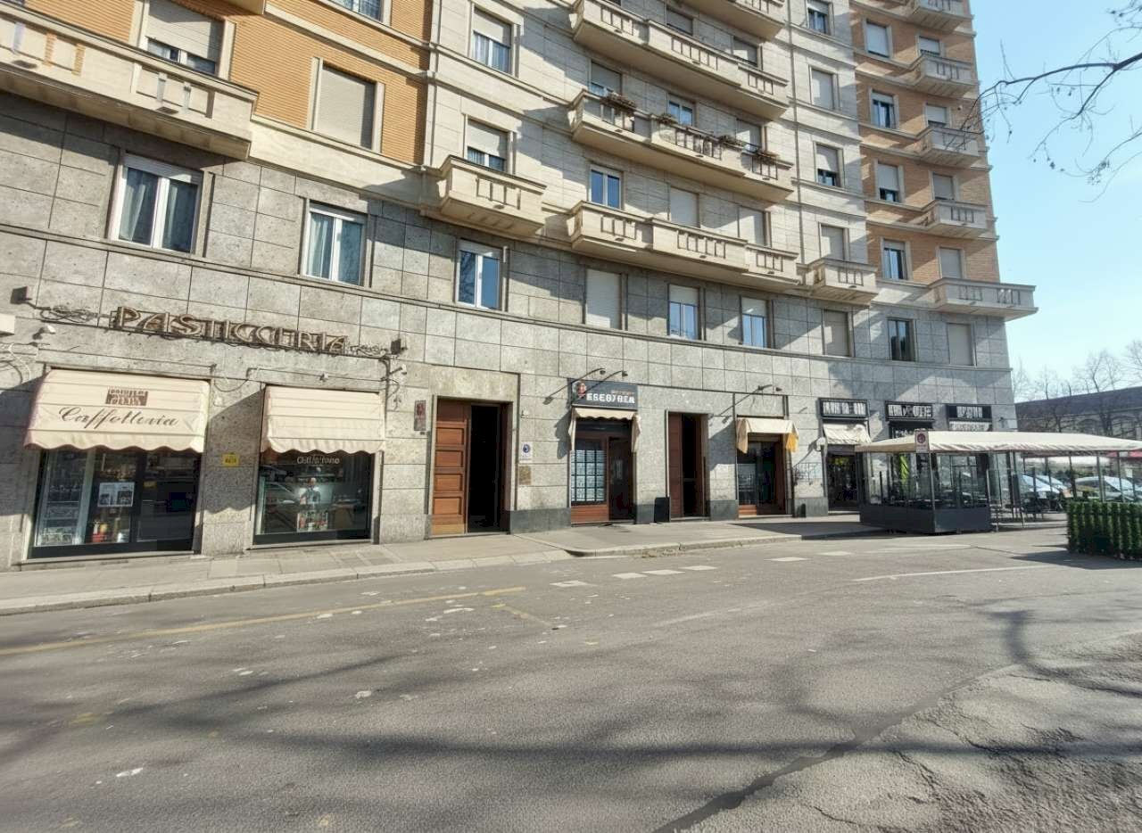 facciata negozio piazza rivoli - Shop piazza Rivoli, 10, Torino (neighborhood Parella) - photo 1