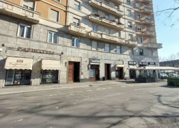facciata negozio piazza rivoli - Negozio piazza Rivoli, 10, Torino (zona Parella) - foto 1