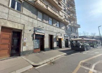 facciata 1 negozio piazza rivoli - Negozio piazza Rivoli, 10, Torino (zona Parella) - foto 2