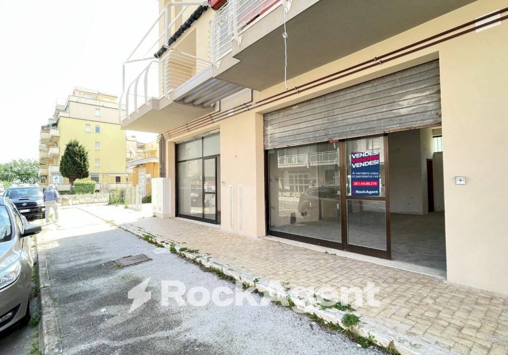 Shop via Cavour, 92, Alba Adriatica - photo 1