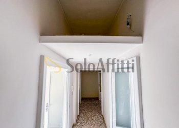 Corridoio e dettagio ripostiglio aereo - Trilocale Via Mario Fiore 6, Napoli (zona Arenella) - foto 10