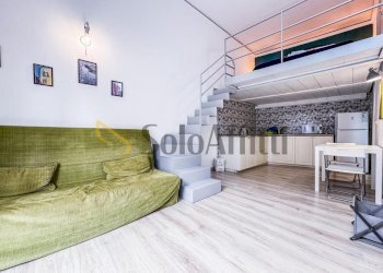 soggiorno con angolo cottura - Bilocale Via Toledo, Napoli (zona Quartieri Spagnoli) - foto 1